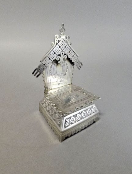 Piccola saliera a forma di sedia in argento, 84 zo