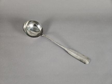 Louche en argent modèle uniplat.
Poinçon Vieillard