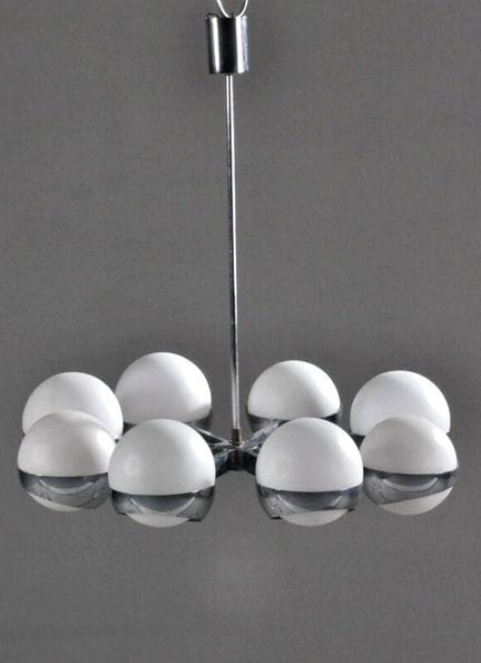 ITALIA, intorno al 1970
Lampadario a 8 luci in met