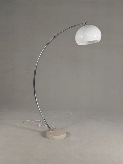 Lampadaire "Arc" en métal chromé reposant sur une 