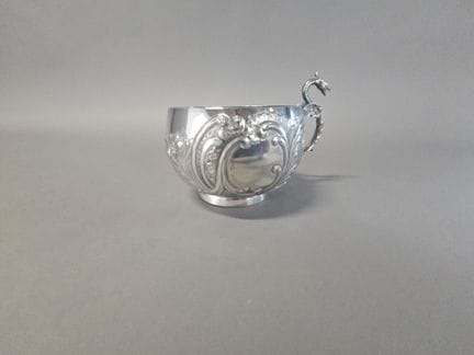 Tasse en argent 950 millièmes à décor de rinceaux 
