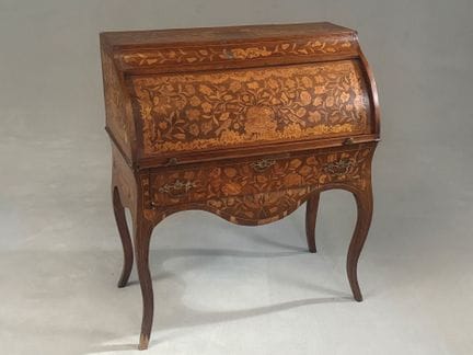 Bureau dos d'âne en bois de placage à décor marque