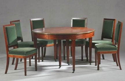 Mobilier de salle à manger comprenant :
- une tabl