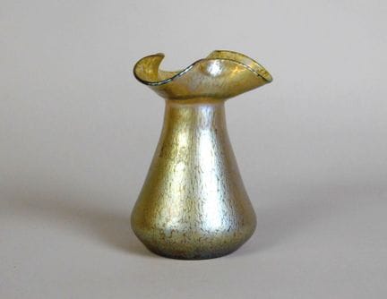 约翰·洛茨（Johann LOETZ，1880-1940）
“蝴蝶”花瓶，虹彩玻璃制成，瓶颈呈三叶形