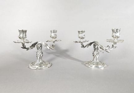 CHRISTOFLE
Paire de candélabres de table à 2 lumiè