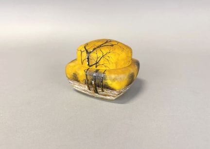 DAUM Nancy
Bonbonnière en verre soufflé à fond mar