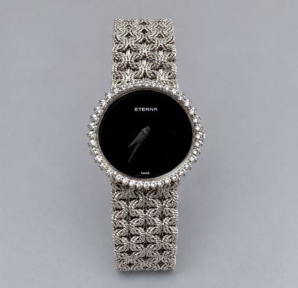 ETERNA
Orologio da donna con quadrante ovale su fo