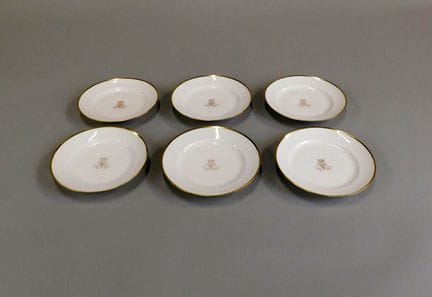 SEVRES
Suite de 6 assiettes circulaires en porcela