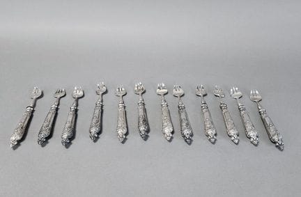 Suite de 12 fourchettes à entremets en argent 800 