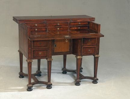 Bureau Mazarin en placage de noyer et palissandre 