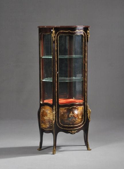 Vitrine en bois de placage et marqueterie, galbée 