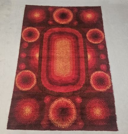 Tapis en laine à décor abstrait.
Vers 1970
200 x 3
