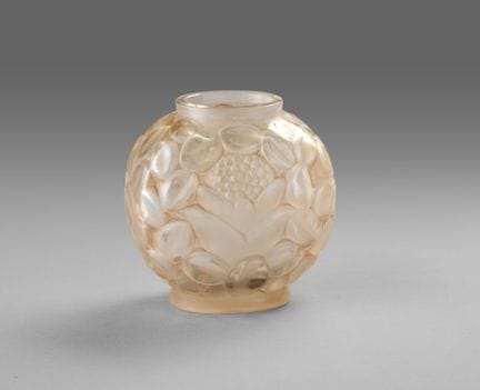 安德烈·胡内贝尔（1896-1985）
压模玻璃制成的圆形葫芦形花瓶，饰有植物纹样
未署名
高：16
