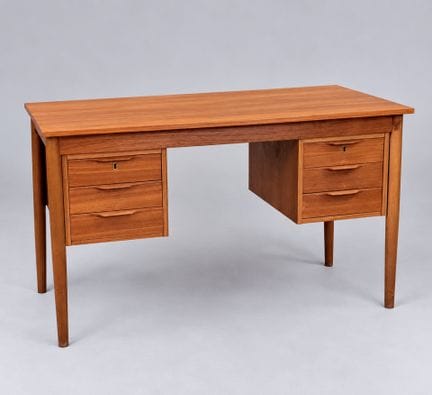 Travail scandinave vers 1960
Bureau en placage de 