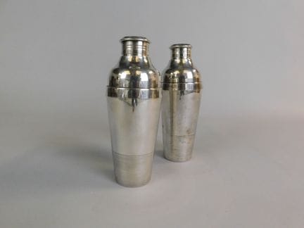 克里斯托弗尔与吕克·拉内尔（1893-1965）
一对饰有条纹图案的镀银的金属调酒器。
高度：26 