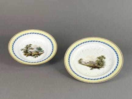 迈森，马尔科利尼时期（1774-1814）
瓷质深碗与深盘，饰有生动风景图案，碗底呈黄色，饰有蓝色缎