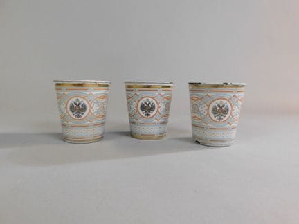 Suite de trois gobelets en tôle émaillée, Souvenir