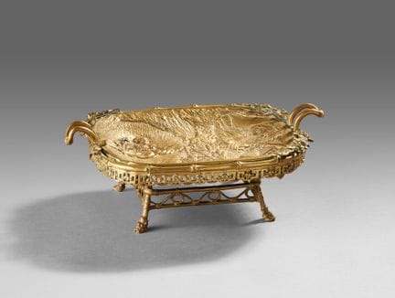Coupe à piétement quadripode en bronze reposant su