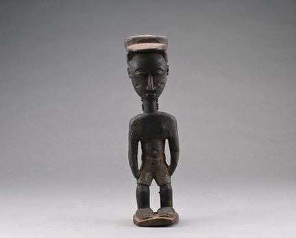 BAOULÉ, ELFENBEINKÜSTE
Holzstatue eines Kolon mit 