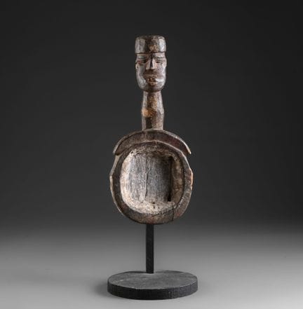 IBIBIO, NIGERIA.
Cucchiaio da blush in legno con u