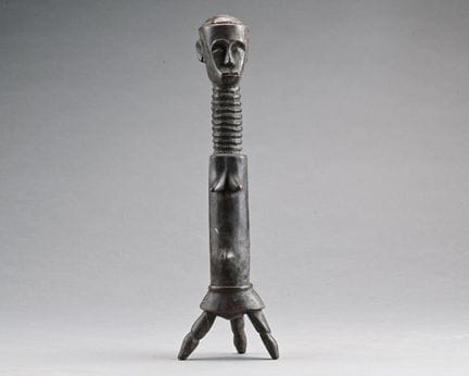 AGNI, ELFENBEINKÜSTE
Weibliche Fetischfigur mit ge