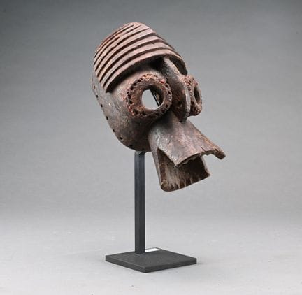 MUMUYÉ, NIGERIA
Maschera zoomorfa in legno con pat