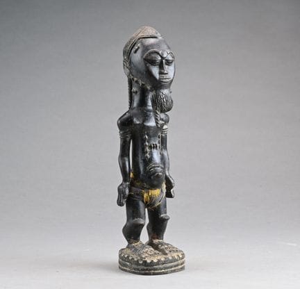 BAOULÉ, ELFENBEINKÜSTE
Stehende Ahnenfigur eines M