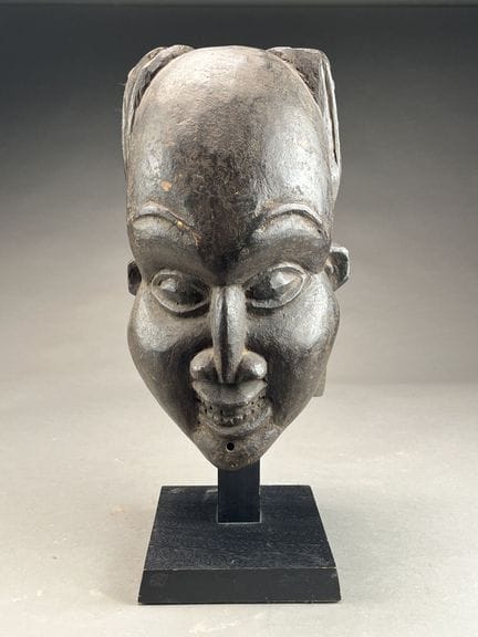 BAMILEKE, KAMERUN
Bedeutende Holzmaske in Helmform