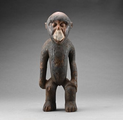 BOULOU, KAMERUN
Affenstatue aus Holz mit einer dur