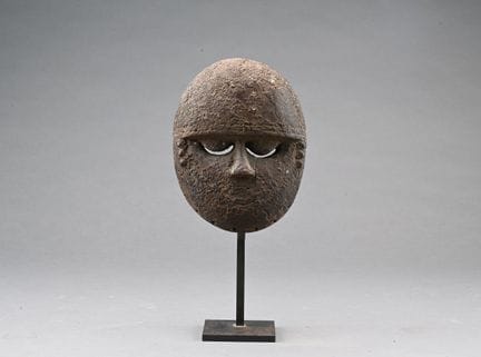 EKET, NIGERIA
Piccola maschera in legno con gli oc