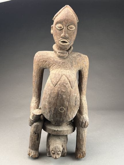 BAMOUN, BAMILÉKÉ, KAMERUN
Große Statue einer Gebär