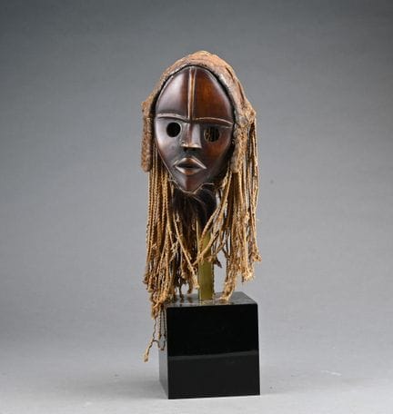 DAN, ELFENBEINKÜSTE
Laufmaske aus Holz mit brauner