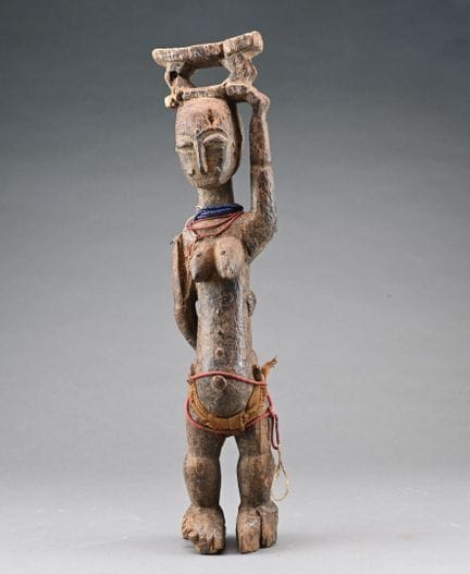 ATTIÉ, ELFENBEINKÜSTE
Weibliche Statue, die einen 