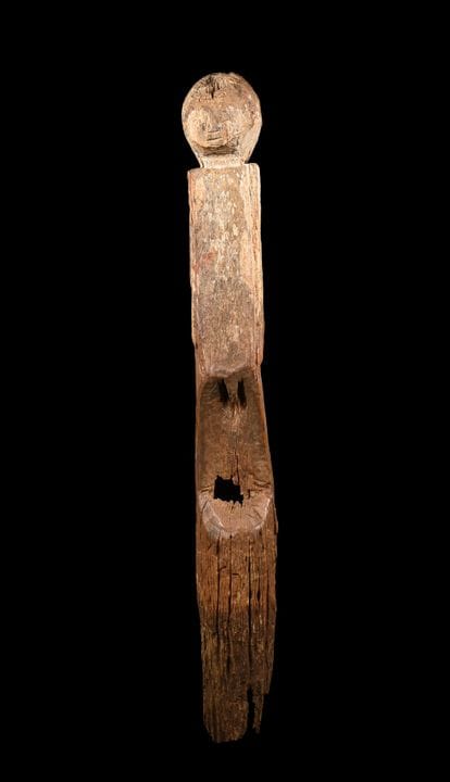 FON, BENIN.
Bocchio in legno duro con patina grigi