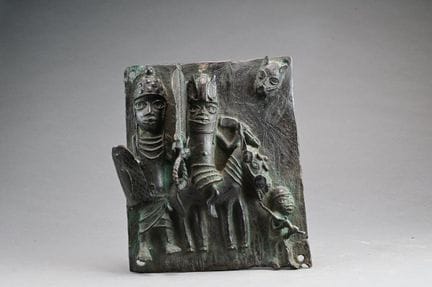 BÉNIN CITY, NIGERIA
Plakette aus Bronze oder einer