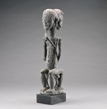 BAOULÉ, ELFENBEINKÜSTE. 
Janus-Statue von Asié Usu