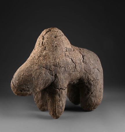 BAMBARA, MALI.
Boli-Altar aus Erde und verschieden