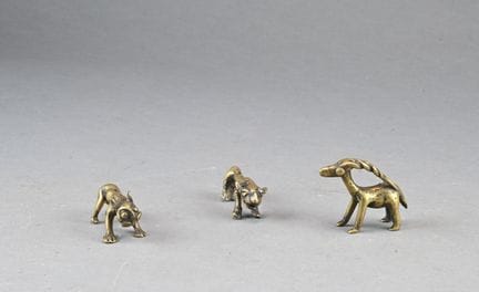 AKAN, ELFENBEINKÜSTE
Set aus drei Tierfiguren aus 