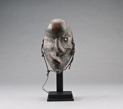 DAN, ELFENBEINKÜSTE
Holzmaske mit dicker, krustige