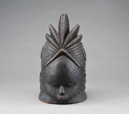 MENDE, SIERRA LEONE. 
Maschera-elmo Bundu Sowei in