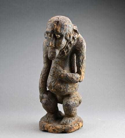 BOULOU, KAMERUN
Affenstatue aus Holz mit grau-schw