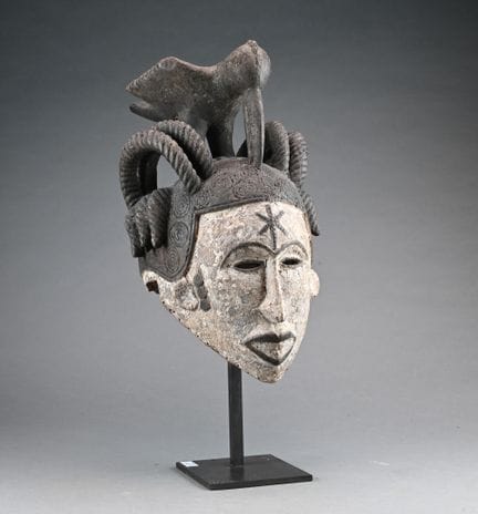 IGBO, NIGERIA
Maschera-elmo Agbogo Mwo con trecce 