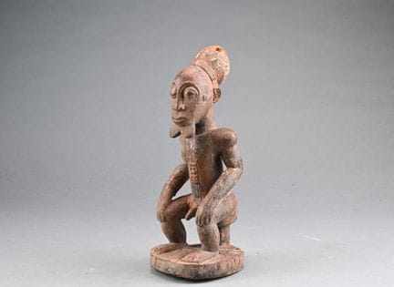 BAOULE, ELFENBEINKÜSTE
Sitzende Statue des männlic