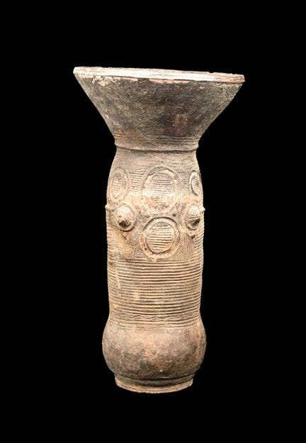 NUPE, NIGERIA.
Antico vaso o urna in terracotta de