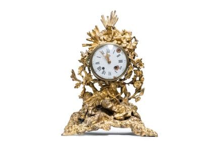 Orologio da tavolo in bronzo cesellato e dorato, c