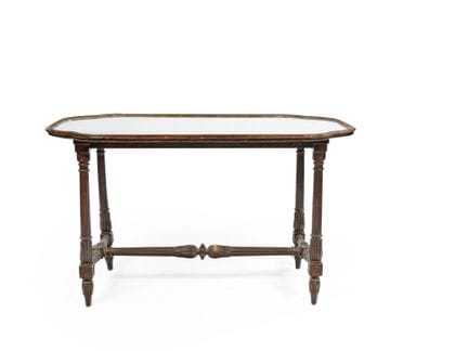 Tavolo con piano in legno di faggio tinto mogano. 