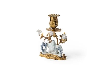 Portacandela in bronzo dorato
e porcellana raffigu
