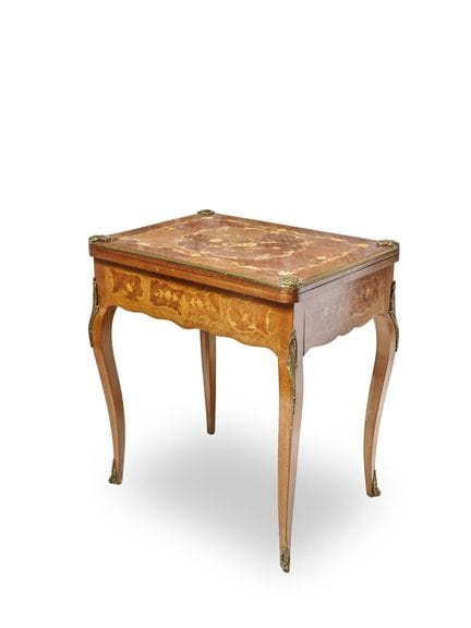 Tavola da gioco in legno impiallacciato con intars