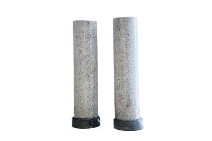 Coppia di colonne in granito grigio screziato, di 