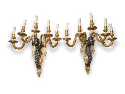 Coppia di applique in bronzo cesellato a doppia pa
